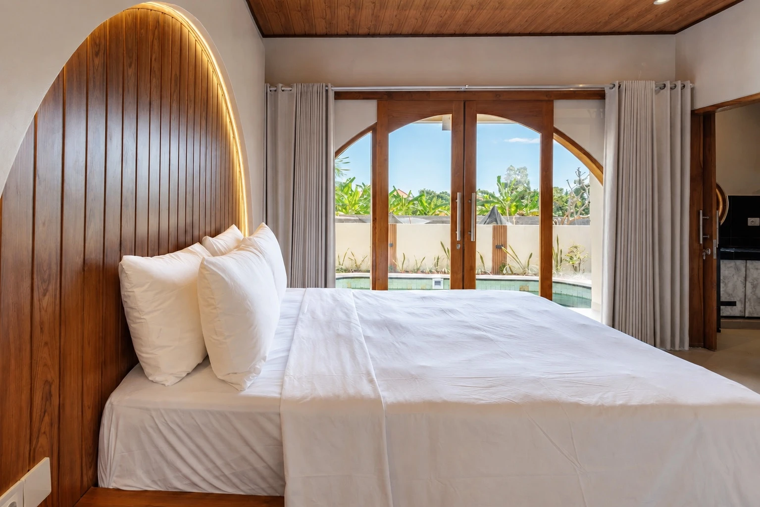 Private Pool Room at Taraya Lovina Homestay